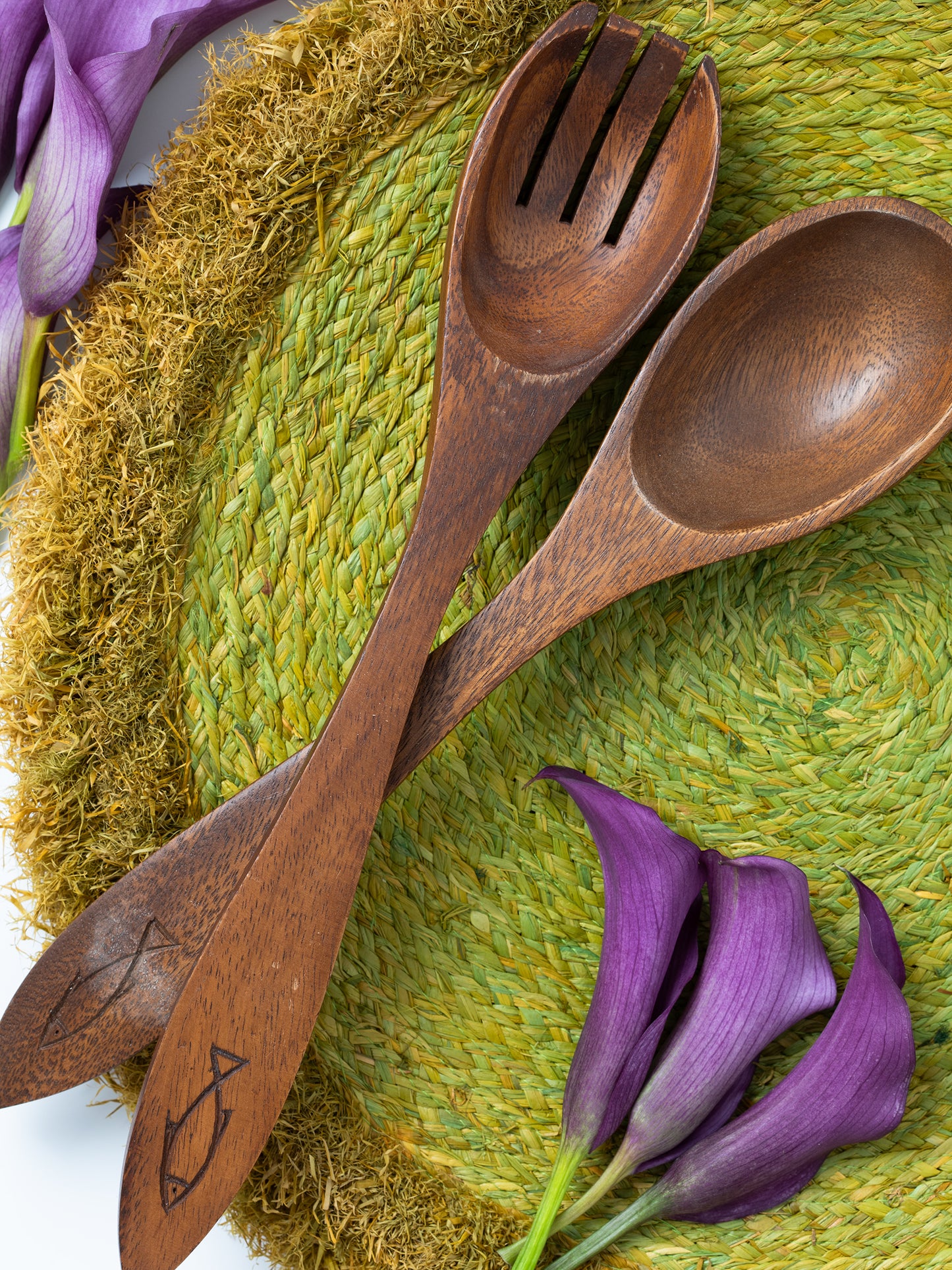 Vintage Green Woven Straw Placemats (Set of 7), Avocado Green color, Round with decorative straw fringe, Set of 7 placemats, Mid Century, Sourced in California.